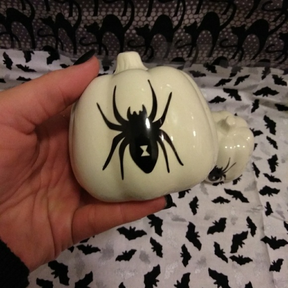 *SOLD* Spider Venom Bottle & Glass Pumpkins - Picture 3 of 3